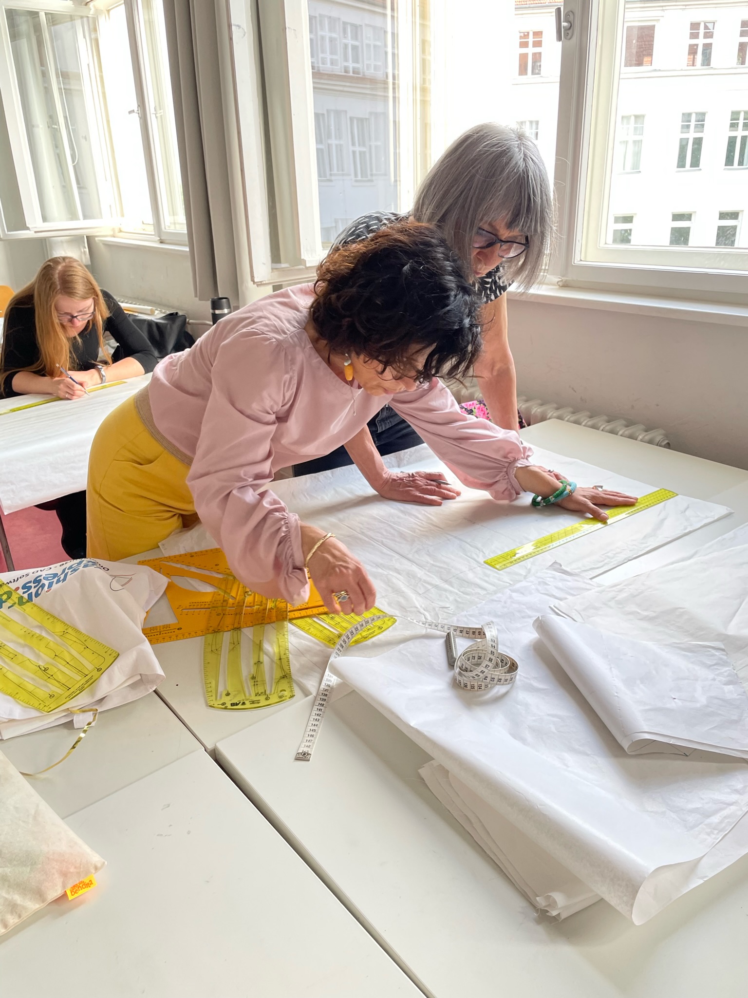 Frau an Tisch legt Schnitte an
